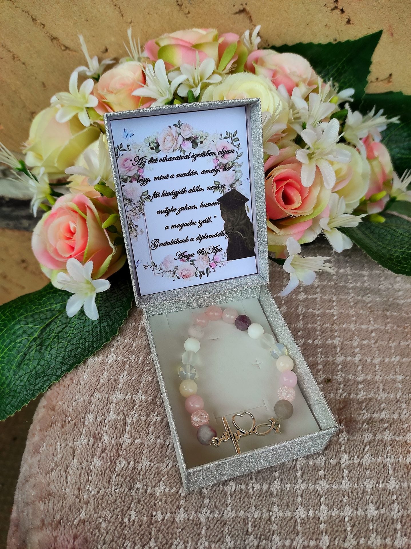 Diplomaosztóra ajándék szívhang ásvány karkötő